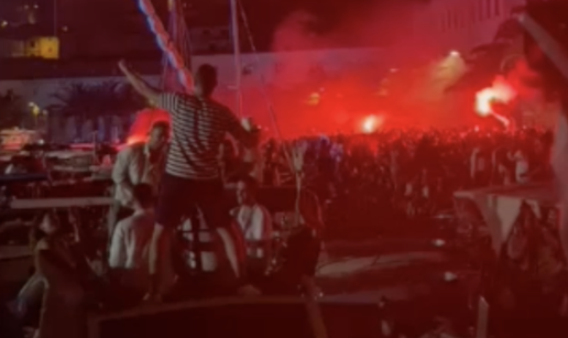 VIDEO Koncert Oliveru u čast završio je zajedničkom pjesmom 'Trag u beskraju' i bakljadom