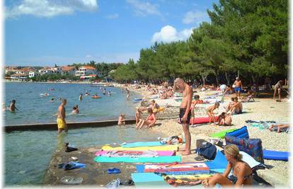 Zadar: Na plaži nasrnuo na mladi par i bacio im torbu