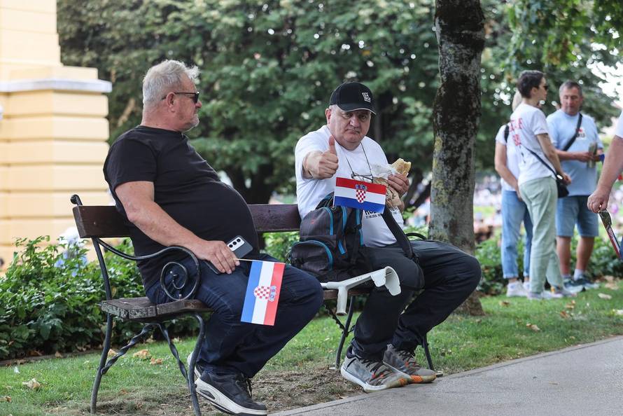 Zagreb: Okupljanje prosvjednika Hodaj za Liku, hodaj za Hrvatsku