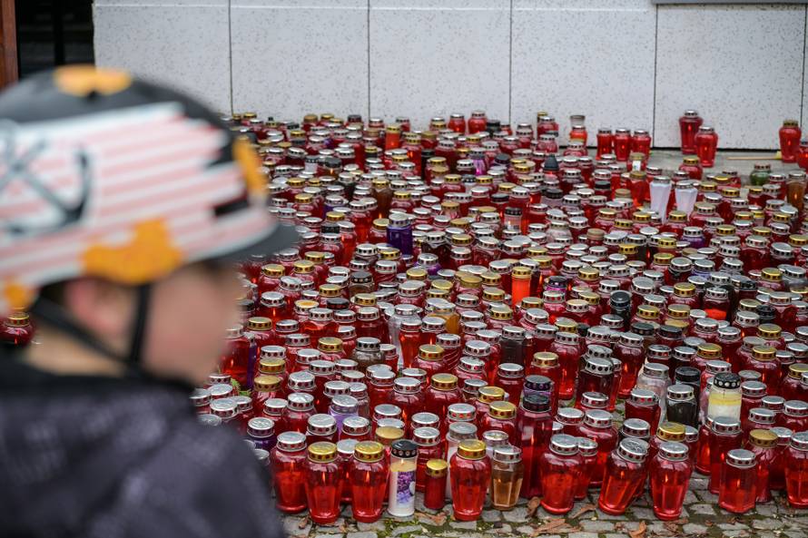 Novo Mesto: Na mjestu ubojstva građani pale lampione i lampaše