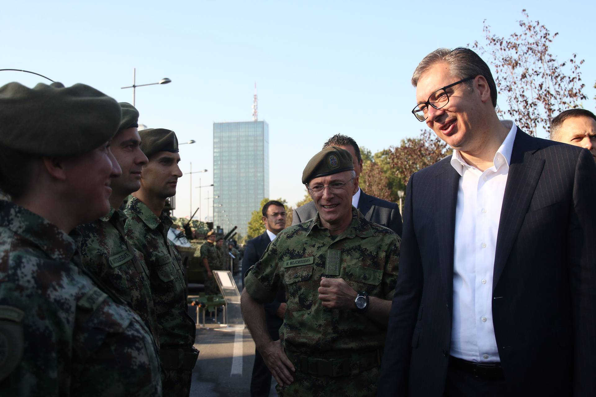 Beograd: Aleksandar Vučić obišao prikaz sredstava naoružanja i vojne opreme