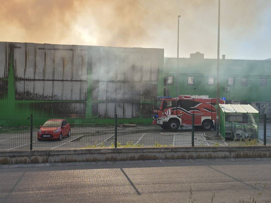 FOTO Požar u Kaštel Sućurcu još nisu proglasili ugašenim, rade na sanaciji. Šteta će biti velika?