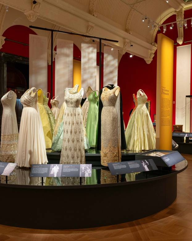 FOTO Bila je prepoznatljiva u jarkim bojama: Izložene su najljepše haljine Elizabete II.