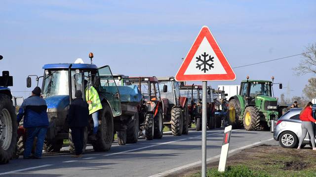 Slavonski Šamac: Prosvjednici traktorima blokirali prometnicu Babina Greda - Slavonski Šamac