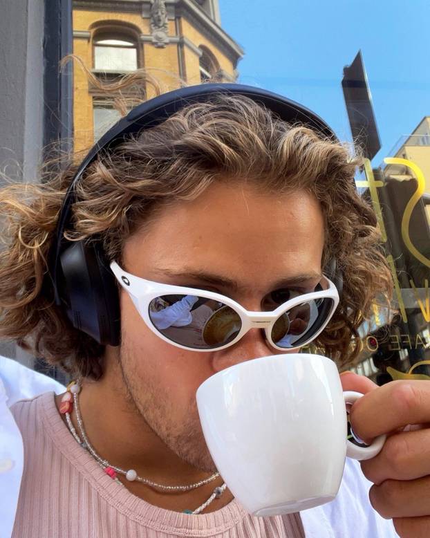 FOTO 'Alpski modni mačak' voli nositi bunde, suknje i lakirati nokte. Sad dominira skijanjem