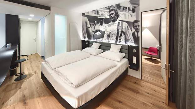FOTO Jedinstveni hotel za ljubitelje auta: Noć provodite u preuređenim vozilima