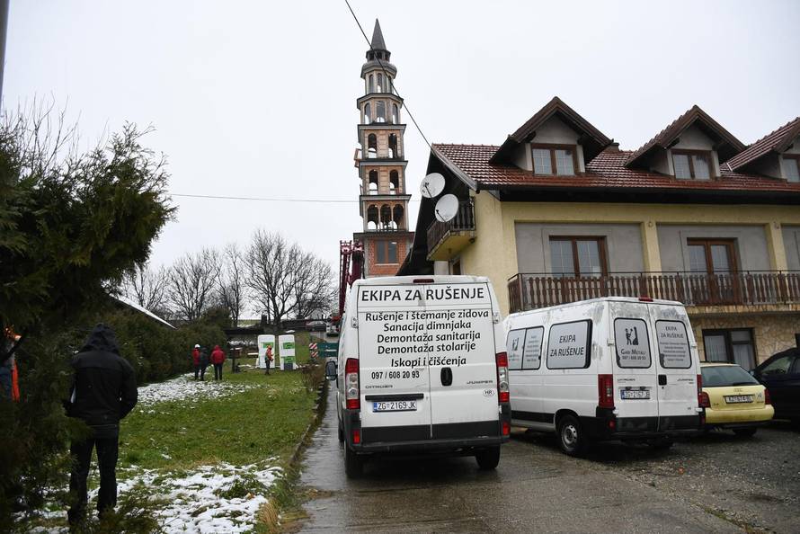 Počelo rušenje 34 metara visokog tornja u dvorištu obiteljske kuće između Majurca i Križevaca