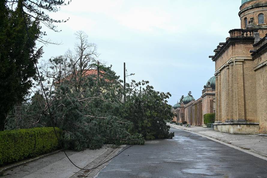 Zagreb: U nevremenu teško oštećeno gradsko groblje Mirogoj