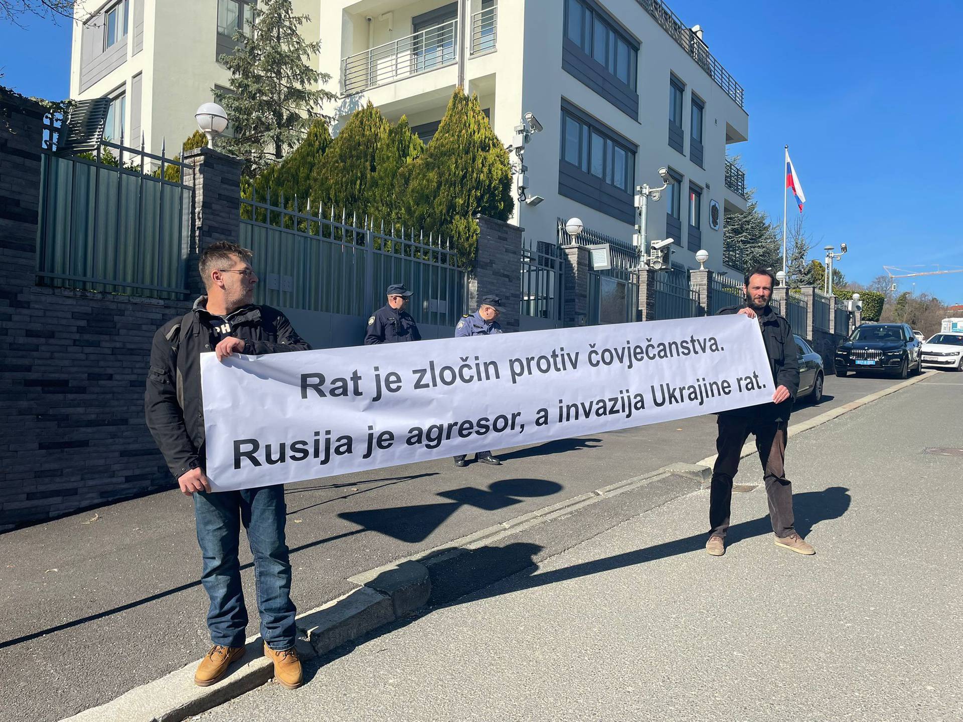 VIDEO  Ljudi prosvjeduju ispred ruske ambasade u Zagrebu