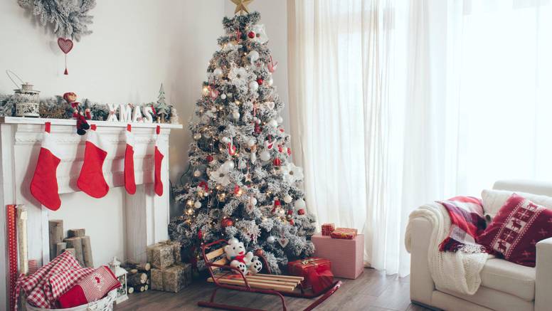 Okitite božićno drvce u stilu: Za skandinavski birajte hladne boje pa dodajte malo crvene