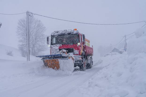 U Vrhovinama i Babinom Potoku palo je oko 50 do 80 cm snijega 
