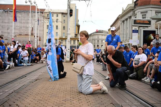 Zagreb: Dolazak hodočasnika Antunovskog hoda na Trg bana Josipa Jelačića