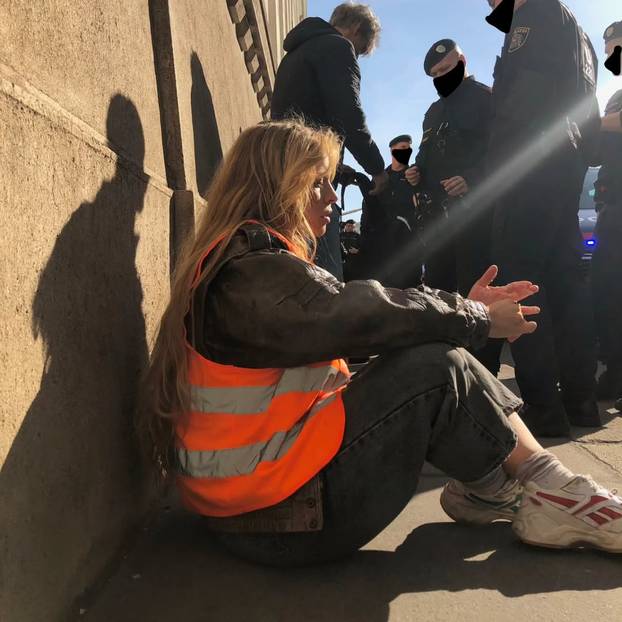 FOTO Klima-Shakira u središtu skandala. Atraktivna Anja htjela oštetiti Merzov avion