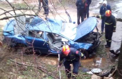 Sletio s ceste i autom udario u krov kuće, vatrogasci rezali lim