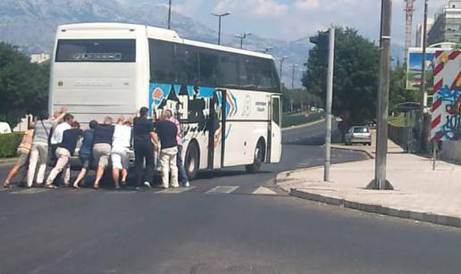 Turisti gurali autobus koji se pokvario usred Splita