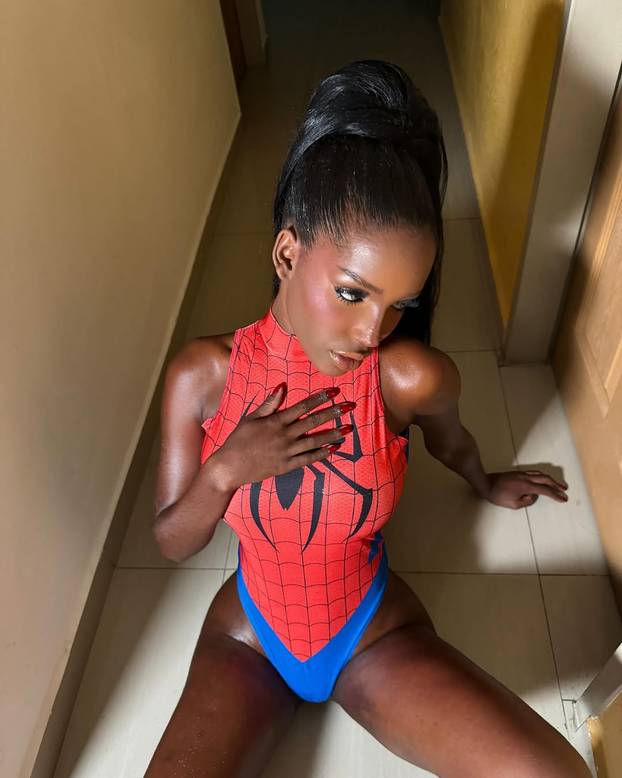 FOTO Brenda iz Venezuele hit je na internetu: Malo digni guzu, popuni usne i linija je savršena!