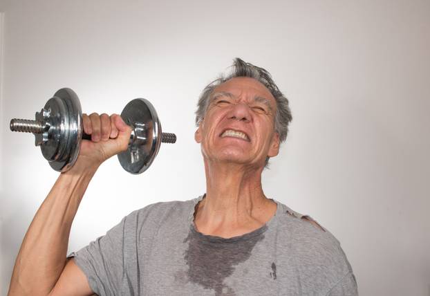 Evo što se dogodi s tijelom kada počnete dizati utege nakon 50.