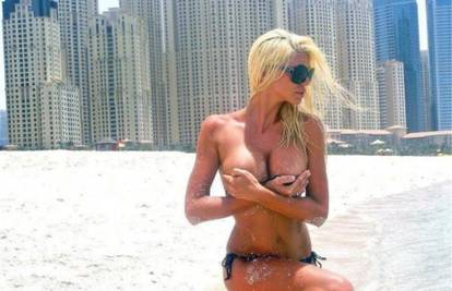 Karleuša pozirala u toplesu na pješčanoj plaži usred Dubaija