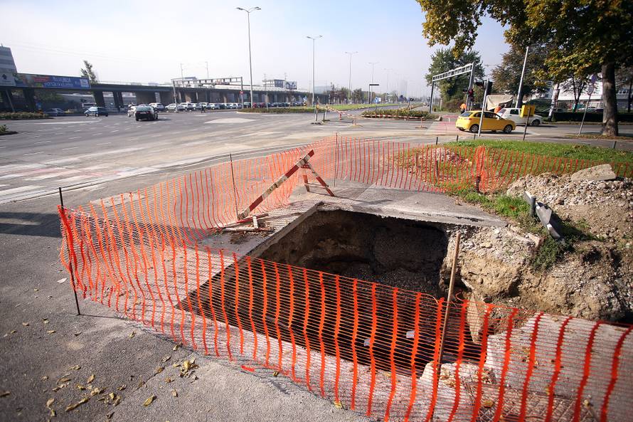 Pukla je cijev na Heinzelovoj: Zatvorili dvije prometne trake