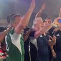 VIDEO &Scaron;uker osvojio Fifin kup legendi pa se 'razbacao' na pozornici! Evo s kim se fotkao