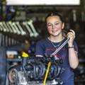 Jenny (16) &zcaron;eli biti mehani&ccaron;arka i miris benzina joj je u krvi: 'Volim gedore, utrke i karting!'