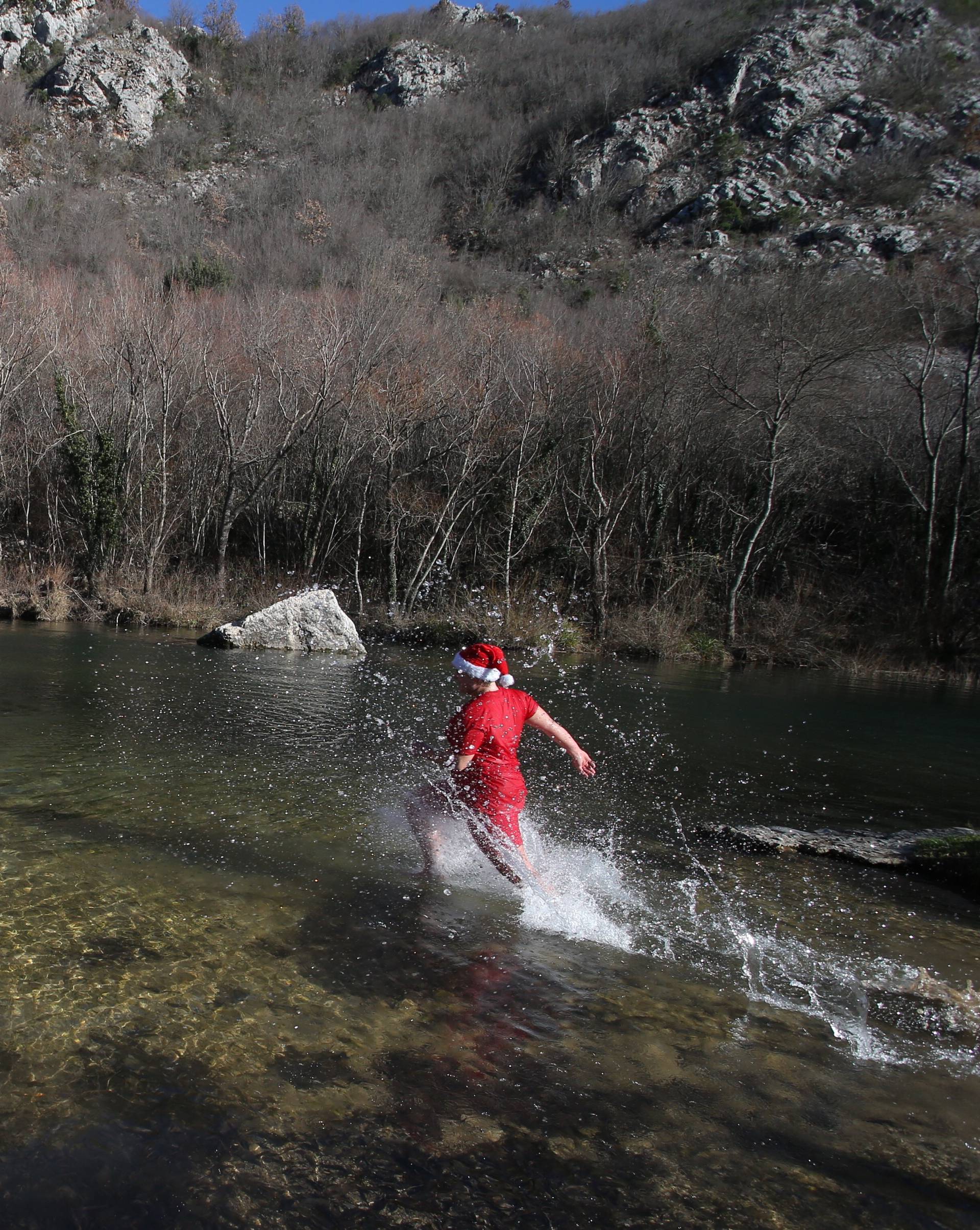 Trnbusi: NovogodiÅ¡nje kupanje u hladnoj Cetini