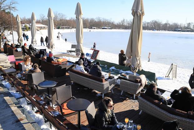 Zagreb: Sunčani ali prohladni dan na jezeru Jarun