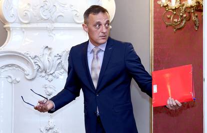 Bivši ministar švercao cigarete: 'Četiri šteke sakrio u prtljažniku kod rezervnog kotača...'