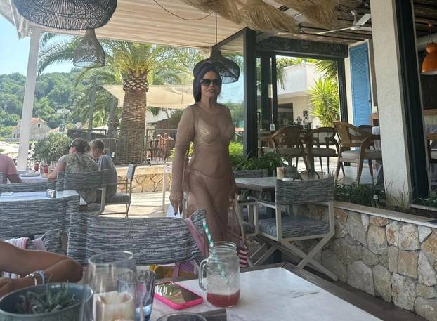 FOTO Neda Ukraden (74) bacila fanove u trans fotkom u bikiniju