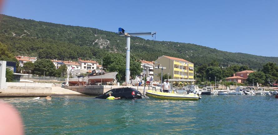 Slovenci spuštali gliser u more na Cresu pa im zaplivao i auto