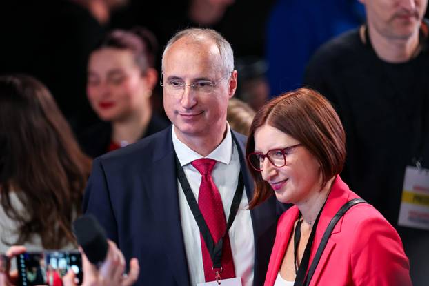 Zagreb: Slavlje u izbornom stožeru Zorana Milanovića nakon rezultata prvih izlaznih anketa