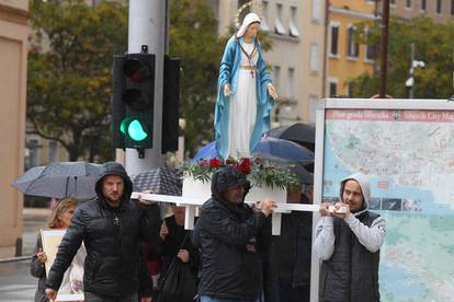 Kleče, mole, snimaju... Muška molitva na trgovima diljem Hrvatske, stigli i prosvjednici