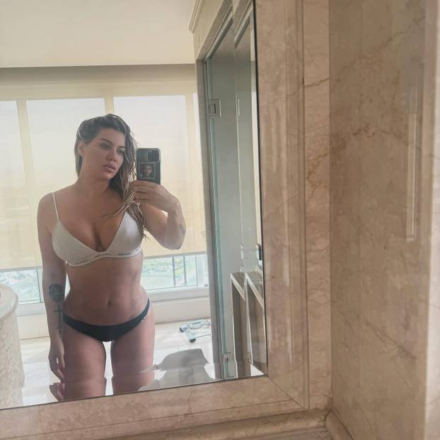 FOTO Godina nova, a Wanda po starom. Tange, bujni dekolte i novi partner: 'Prava ljubav...'