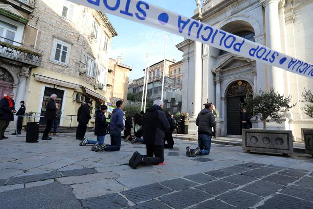 Rijeka: Molitelji i prosvjednici pred katedralom Svetog Vida.