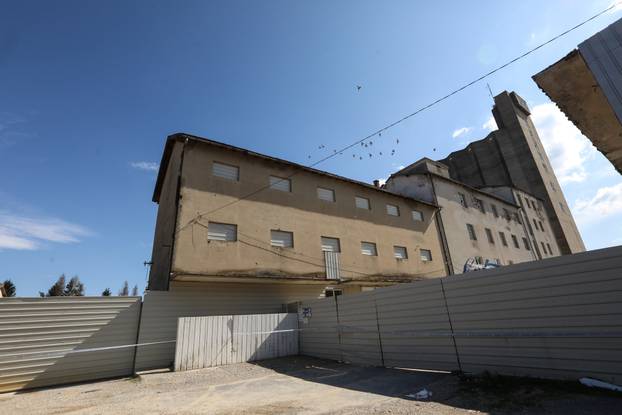 Gospi:ć Lokacija bivšeg industrijskog kompleksa PPK Velebit gdje se nalaze velike količine opasnog otpada