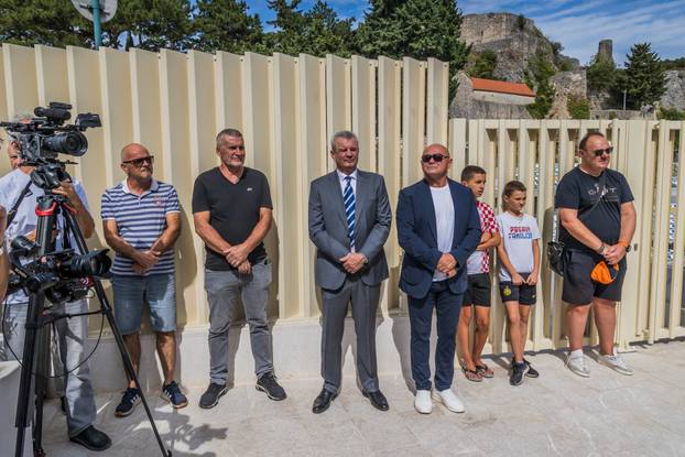 Imotski: Otkriven spomenik Mati Parlovu ispred stadiona Gospin Dolac