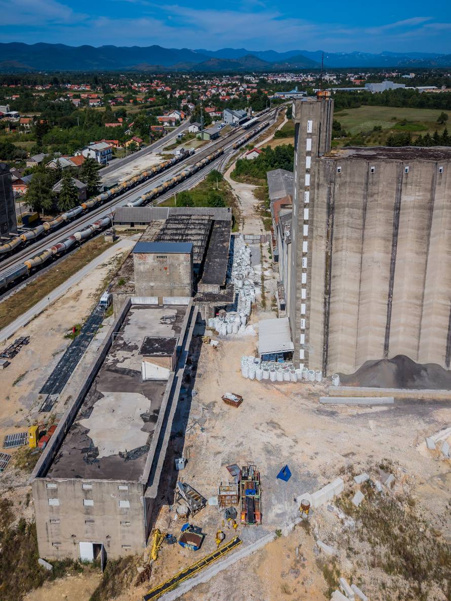 Fotografije iz zraka ilegalnog odlagališta otpada u Gospiću