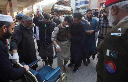 U eksploziji u pakistanskoj džamiji poginulo najmanje 28 ljudi, žive traže ispod ruševina