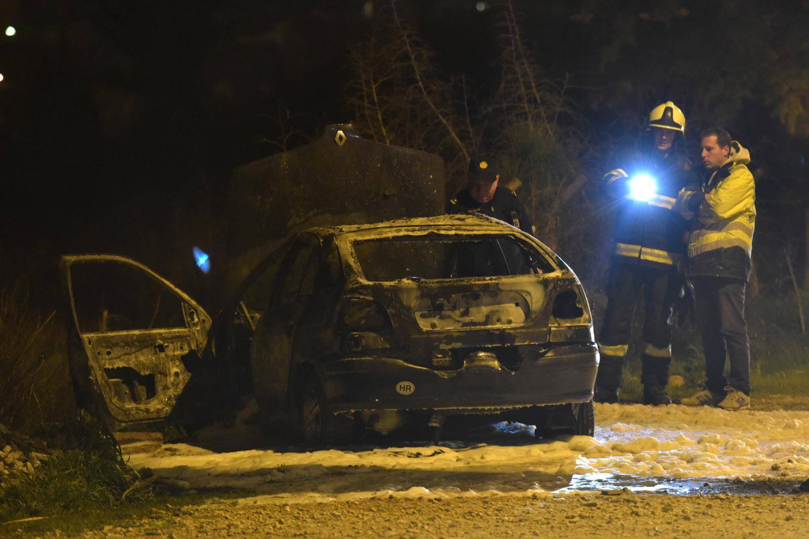 Zapalio se auto u Zadru: 'Čuli smo 'bum' i vidjeli velik požar'