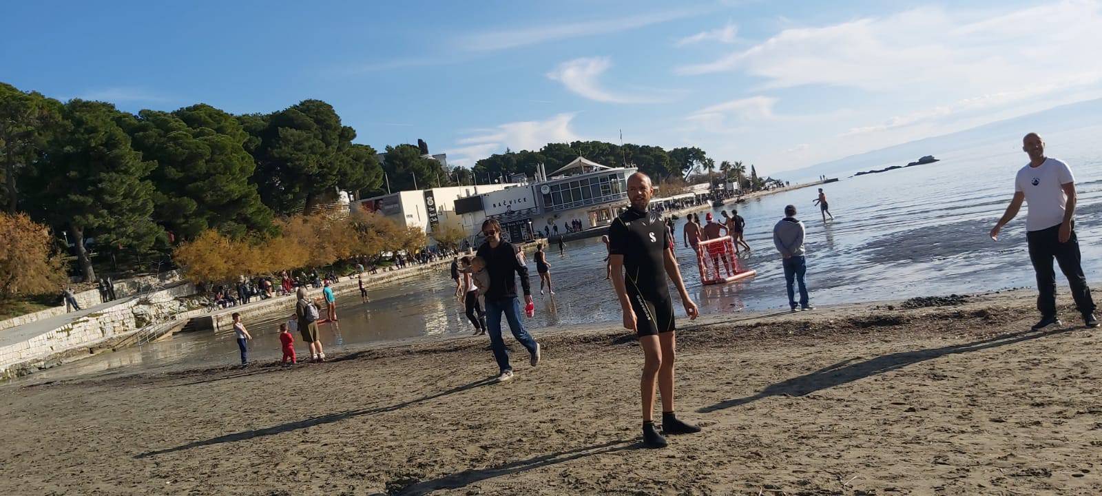 U Splitu nema zime: U plićaku igraju nogomet, hrabri i plivaju