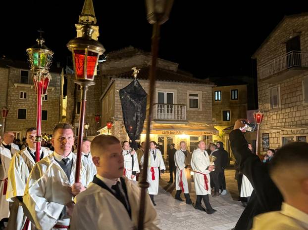 FOTO Procesija 'Za križen' na Hvaru okupila brojne vjernike