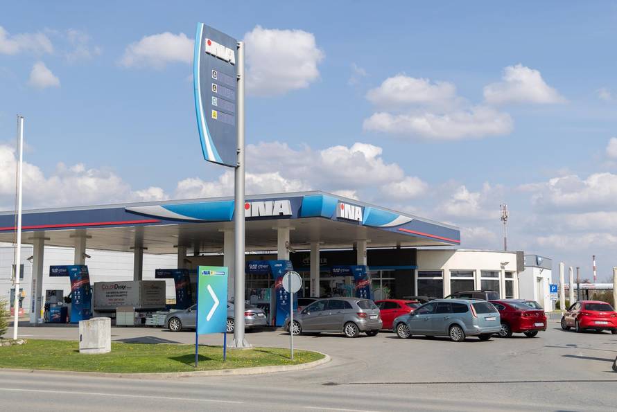 Osijek: Gužve na benzinskim postajama uoči najavljenog poskupljenja goriva