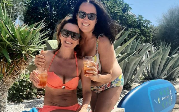 Ecija Ojdanić u 47. godini zavodi u bikiniju: Sol u kosi, piće u ruci