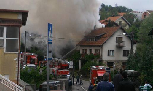 Zagreb: Gori krovište stare kuće, vatrogasci gase požar