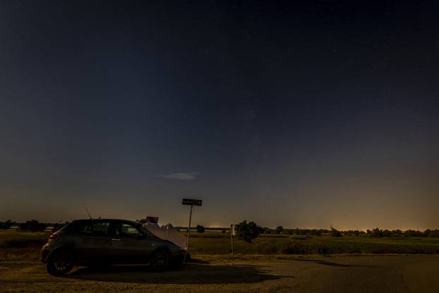 Vedro noćno nebo obasjano mjesecom u Kopačkom ritu