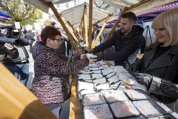 Osijek: Tradicionalna podjela blagdanskog fiš paprikaša na Trgu Svetog Trojstva