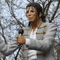 Al-Fayed je pred stadionom otkrio kip Michaela Jacksona