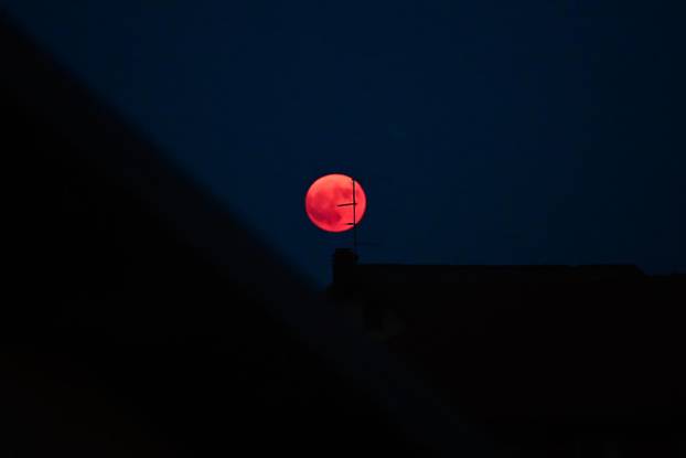 Puni mjesec nad Zagrebom