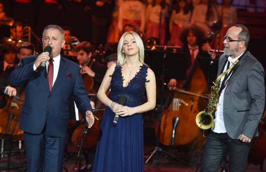 Lijepa naša, Barbara! Otpjevala je himnu u Kninu i oduševila sve, obožava krpice i more...