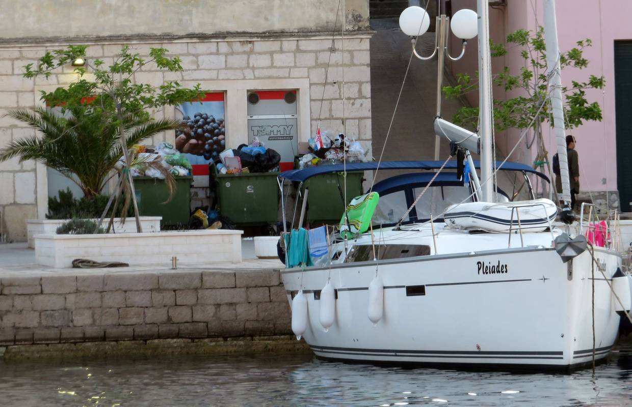 I ono malo turista što dolazi, Sali dočekuje zatrpan smećem